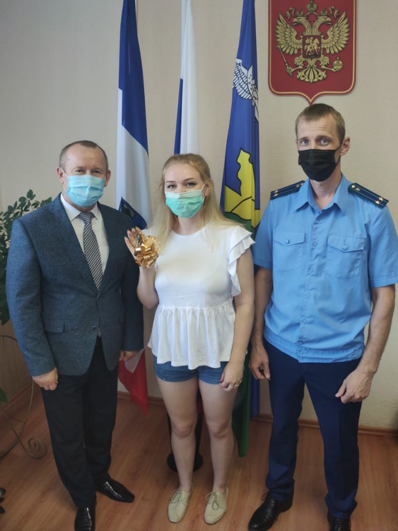 Торжественное вручение ключей лицам из числа детей-сирот и детей, оставшихся без попечения родителей.