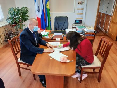 Торжественное вручение ключей лицам из числа детей-сирот и детей, оставшихся без попечения родителей (13.07.2020)