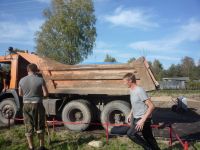 21 сентября 2018 года на территории Батецкого сельского поселения продолжается работа по благоустройству территории спортивной площадки 