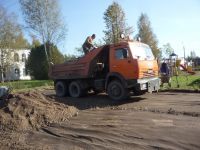 21 сентября 2018 года на территории Батецкого сельского поселения продолжается работа по благоустройству территории спортивной площадки 